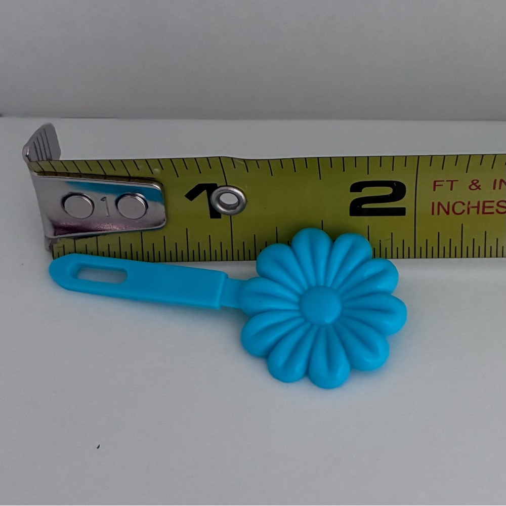 Plastic retro hair barrettes. Set of 34 Snap Close Daisy hair clips. Opaque - Picture 11 of 11
